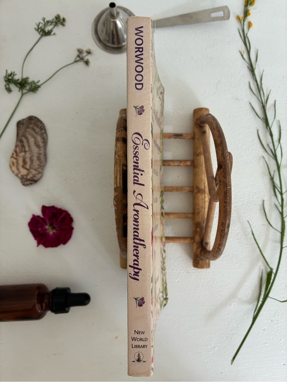 Essential Aromatherapy Pocket Guide — Cream Floral Cover - Picture 5 of 17